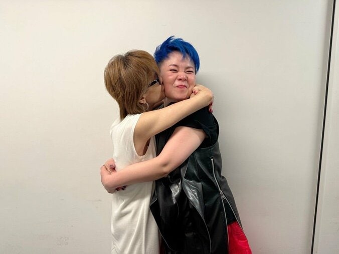 小柳＆島津の仲睦まじいキスショット