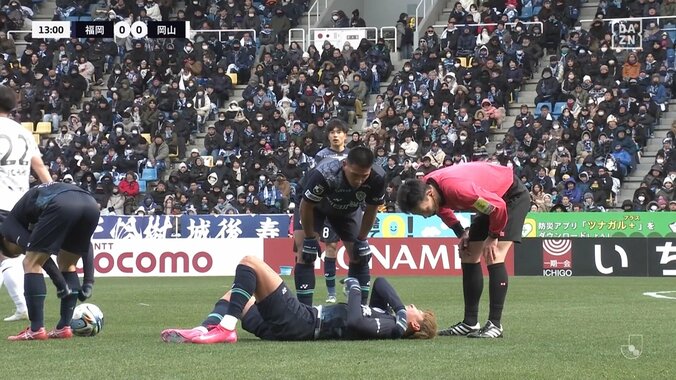 「垂直落下したんだが」福岡FW、圧巻の跳躍で190cm選手を乗り越え回転落下「頭から落ちたような」後頭部強打にファン悲鳴 3枚目