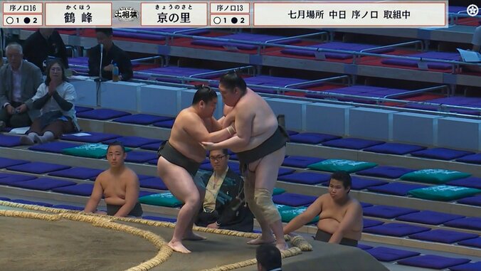 胸のお肉を“ムギュっ”と… “ほっそり美脚”の巨漢力士、土俵際での攻防にひやり 相手力士咄嗟の行動に「やさしいね」「胸のお肉をw」 5枚目
