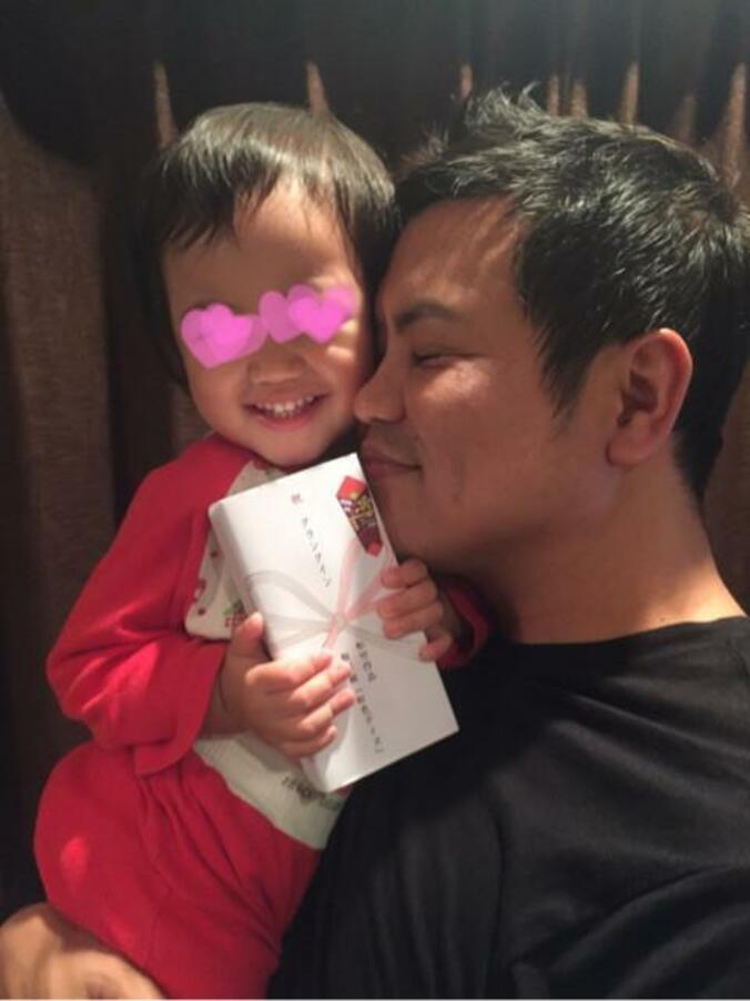 井上和香、娘と一緒に夫・飯塚監督の仕事場を見学「現場ではずっと旦那さんにベッタリ」 1枚目