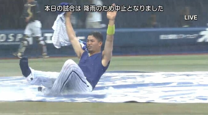 横浜DeNA高城、桑原が雨中でパフォーマンス　ファンから歓声 1枚目