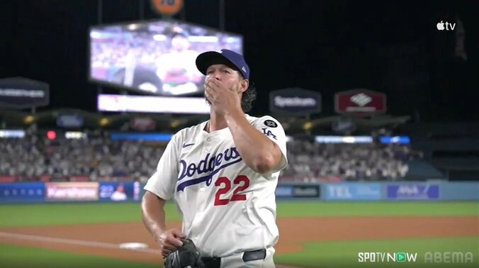 【写真・画像】カーショーがドジャー・スタジアムで示した“感謝” 総立ちのスタンドに「ビッグハグ」 やまぬ拍手…全身で表現した万感の想い　1枚目