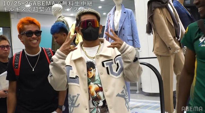 悪童・カシメロ、“カッコ良すぎる”Tシャツ姿