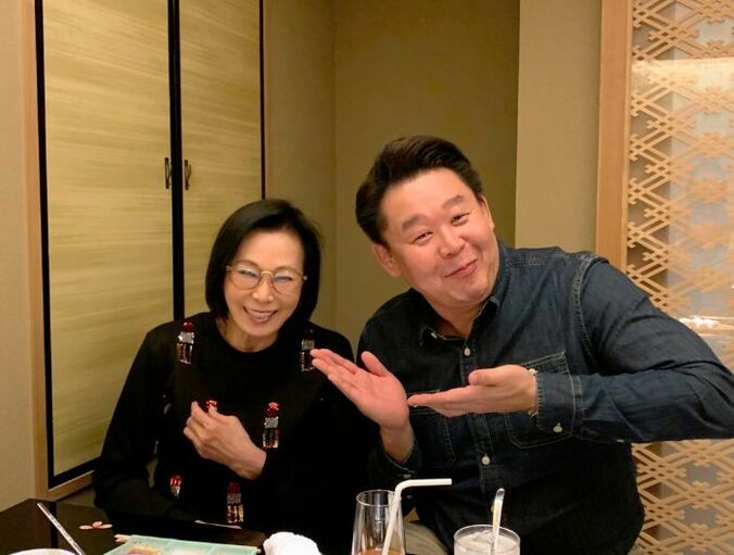 花田虎上、母・藤田紀子を誘い食事へ　お茶目な姿に「母は笑ってしまいました」 1枚目