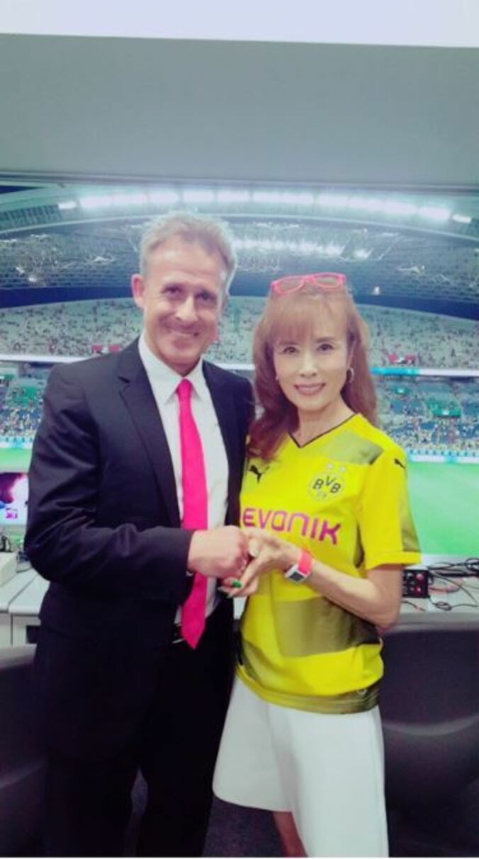 小柳ルミ子、人生初のサッカー解説　香川やリトバルスキーと会い「生きてて良かった」 1枚目