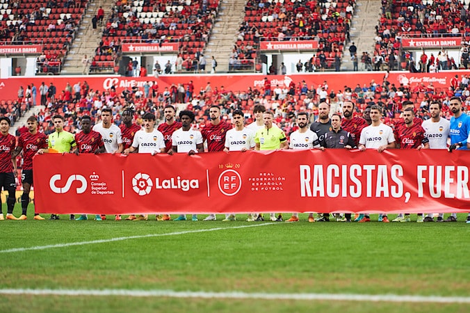 今節は人種差別糾弾の横断幕が掲げられるも…バレンシアDF、リーグ側への“抗議”として参加拒否 1枚目