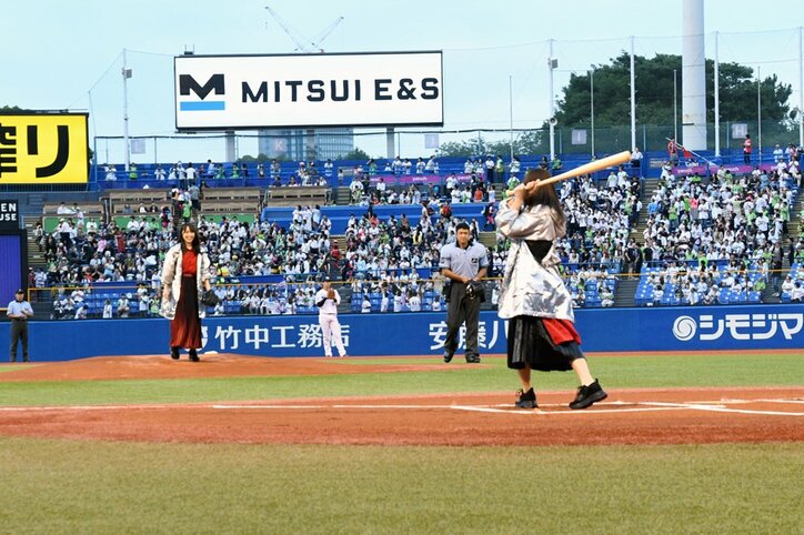 欅坂46菅井友香&田村保乃が神宮球場で始球式に登場