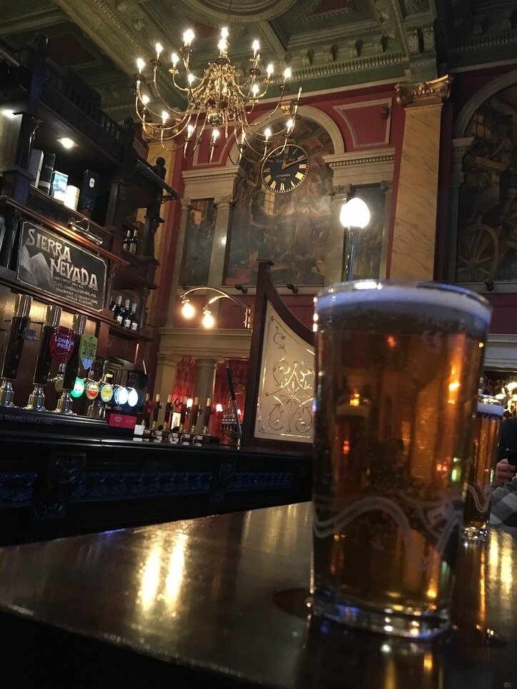 店内はまるで迷宮！  ロンドンの元修道院パブでフィッシュ＆チップスとビールを堪能