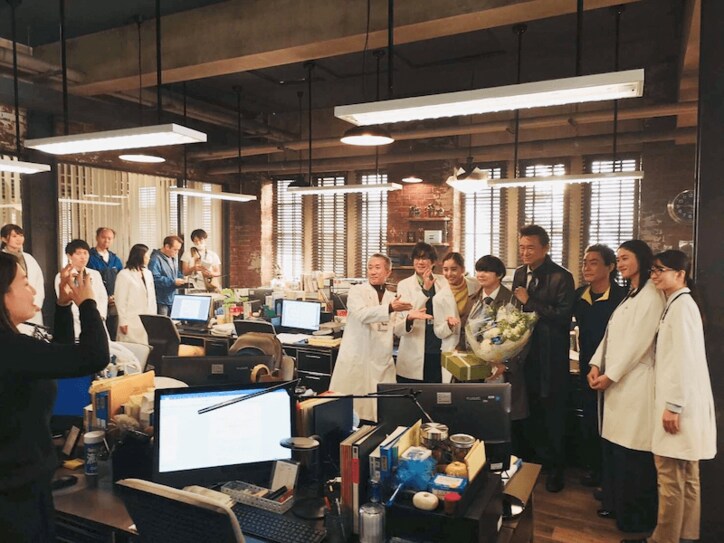 矢本悠馬の結婚を『トレース』の“仲間たち”でサプライズ祝福