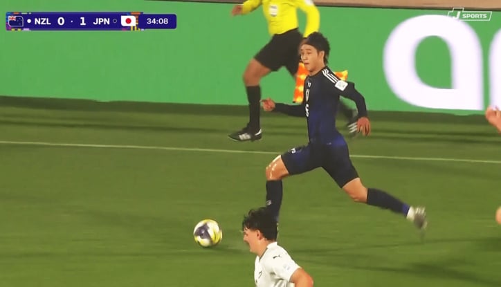 【写真・画像】超反応！17歳日本代表GKの“左手１本ビッグセーブ”が「弾く位置も完璧」「若林源三だ」荒木琉偉が大ピンチを救った瞬間【U-20W杯】　1枚目