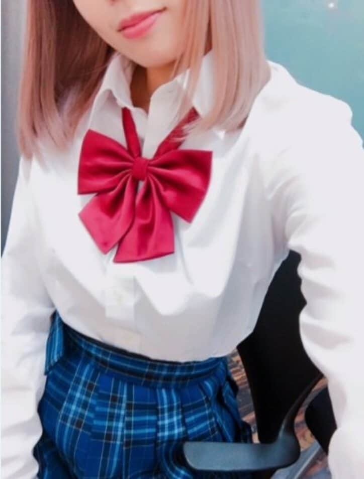 鈴木あや、制服姿を公開 渋谷のカリスマとの2ショットも