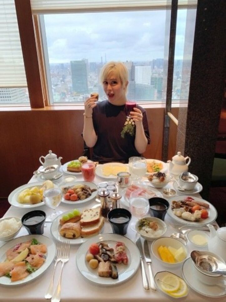 整形男子アレン、約5000円の優雅な朝食を公開「美味しそうな料理ばかり」
