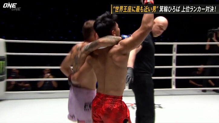 「ヒザを逆にしてしまった!」実況驚愕の衝撃結末 一瞬の“早業”に「え、えっ!?」「すごい角度だった…」困惑の声 試合後のスポーツマンシップに称賛も