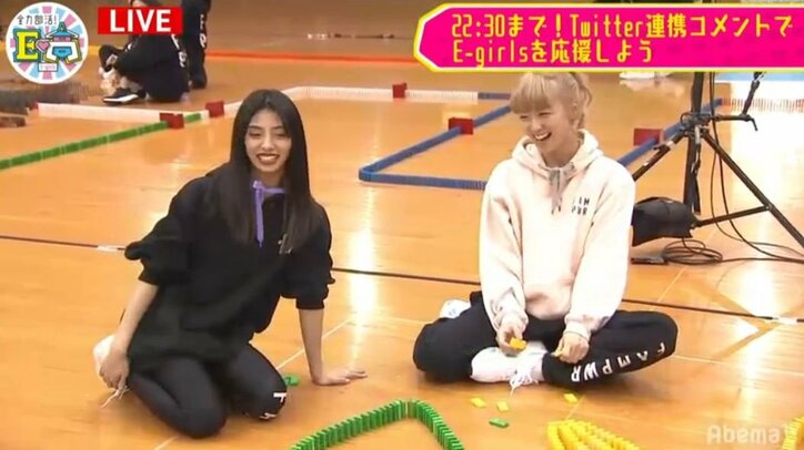 Dream Ami、E-girlsのSAYAKAにキレられる！？ E.G.family全員で生放送中にドミノ17,000個に挑戦！