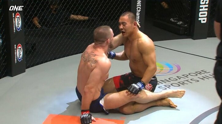 “くの字”悶絶…カウンターでのギロチン葬 試合後の両者の振る舞いに「友情芽生えるやつ」反響も