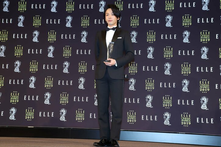 中村倫也「今日は五割増し。これが限界」ディオールのタキシードで映画賞授賞式に登場