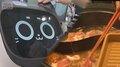 配膳ロボットから料理横取り 被害多発で飲食店が対策 店員が顧客に利用方法説明