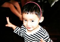 岡田健史、“オン眉カチューシャ”の幼少期ショットが「天使」「今と同じ笑顔！」と話題