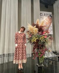 鈴木愛理、満面の笑みで近づいてくるお茶目なオフショットを公開「どれも可愛くて好きです」と称賛の声
