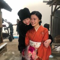 杉咲花＆井川遥の微笑ましいハグショットに称賛の声「愛情が伝わってくる」「素敵な写真」