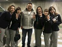 サンド伊達、ばったり会った“カー娘”と記念撮影　銅メダル獲得を祝福