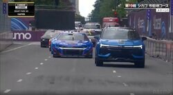 デカっ…大型SUVがレーシングカーを“先導” 珍しいシボレーの爆走シーンに「ペースカーなんですか？」注目殺到