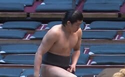「すごいイケメン力士きた」「いい体してる」序二段“ざんばら”力士が話題 66.8キロ差の巨漢を圧倒