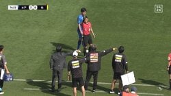 「監督にレッド！？」ファウル判定を巡って水戸指揮官が猛抗議→ピッチに踏み込み痛恨の一発退場「ちょっとかわいそう」