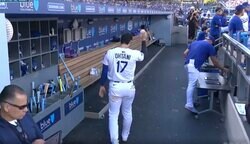 一体、何が起きた…？ 大谷翔平、ボールを投げて“謎の行動”「どうした」 ベンチ内でウロウロ… 珍しい姿にファン騒然