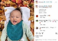 「#推し活」黒木啓司さん、落ち葉の上で“特大級スマイル”を見せるKEILLYくんを公開し反響続々