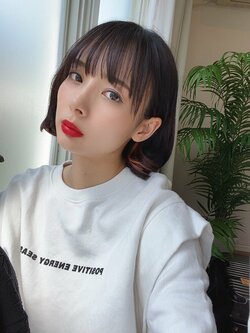 モデル雀士・岡田紗佳、真紅のリップが映える自宅でのアンニュイショットに「可愛すぎる」の声