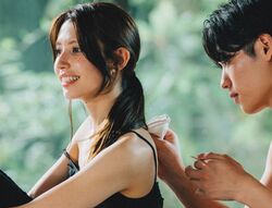 美女のキャミの肩ひもを外し「これ取っていい？」お互いの体に触れイタズラ描き…ドキドキ展開に