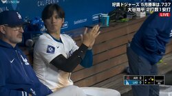 何度見てもおもしろい！大谷翔平、ベンチで仕掛けられた“ドッキリ”に目が点 仲良し選手も大爆笑でハグの瞬間