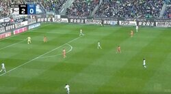 「追いつくのかよ！」「速すぎるだろ…」浅野拓磨が爆速スピードでGKに襲いかかる瞬間　相手DFがバックパス→前線から一気に“鬼プレス”