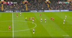 「1対1最強」「完全に潰したな…」リバプール遠藤航が相手の動きを読み切ってハードタックルを炸裂した瞬間　完璧すぎるボール奪取にスタジアムが熱狂