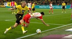 “アジア最高選手”でも関係ねえ！ファウル覚悟の狙い打ち“鬼のショルダーチャージ”が炸裂　ブンデスの容赦ない洗礼を浴びた最強DFキム・ミンジェが吹っ飛ばされた瞬間