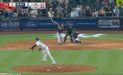 えっ？ なんで…！？ 吉田正尚、ネバネバ打法→“変態内角打ち弾”がヤバすぎると話題に　9回二死から被弾した相手投手がドン引きした瞬間「あそこ打つか？」「カッコよすぎ」