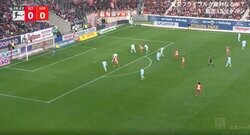 「強いな…」「よく粘った」堂安律は負けない！相手DFに囲まれながらも“鬼のキープ力”を炸裂した瞬間　狭いスペースでもボールを失わない強靭フィジカルと超絶テクニック