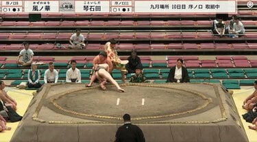 写真・画像】「行司代打」「大丈夫か」土俵際でアクシデント発生 控え