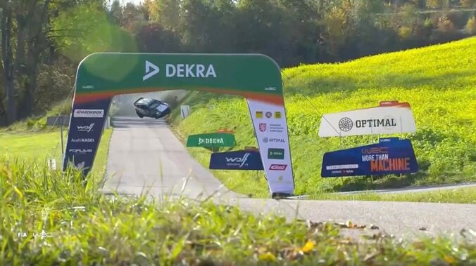 車が一回転し「Oh no」目を疑う光景に悲鳴 大クラッシュ→“自力で”脱出 世界ラリー、紙一重の瞬間に滲んだ“凄み” 3枚目