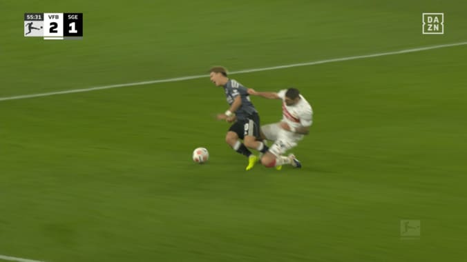 「削られた…」堂安律、“危険タックル”被害で絶叫！「痛そうすぎる」「まじ怪我だけはせんでくれ」ファン悲鳴のワンシーン 3枚目