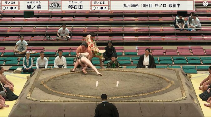 「行司代打」「大丈夫か」土俵際でアクシデント発生 控え行司が仲間のピンチに“ササッ”と登場で見事な連携プレー「控えが軍配を上げるとこ初めて見た」 2枚目