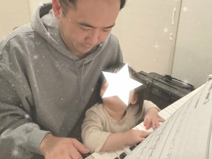 トレエン斎藤、娘とのピアノの練習風景を公開「ドレミを必死に教えてるよ」 1枚目