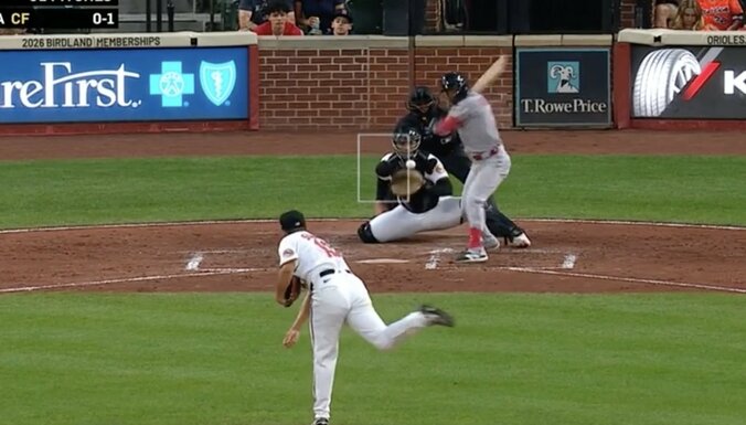 【写真・画像】審判にガチギレ！“お騒がせ男”がバットぶん投げ→味方に直撃「放送事故」「沸点低すぎ」コーチも吹っ飛ばして猛突進…ファン騒然　1枚目