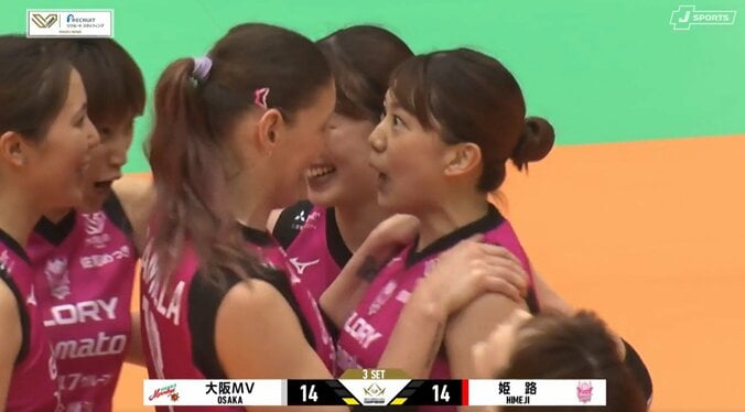 歓喜の美女選手、真顔から突如見せた“変顔” 女子バレー、サービスエースでコート上にほっこり“珍”光景 6枚目