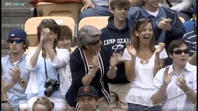 夫の活躍に喜ぶカーショー夫人の姿も