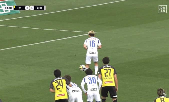 【写真・画像】「一発レッドだろ！」後頭部に“回転キック”が直撃→スタジアム騒然「まじで荒い」「今のはねえだろ」「蹴りやがって！」浦和FWと広島MFがクラッシュした瞬間　1枚目