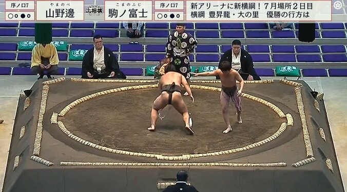 写真右が残心を決めるかのような序ノ口七枚目・山野邊（出羽海）