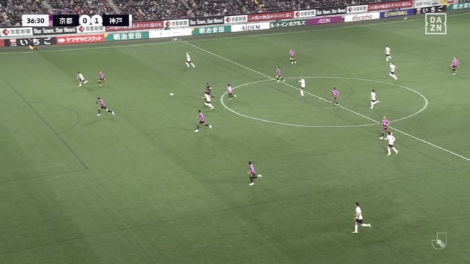 「何これ！」大迫勇也の“半端ないスルーパス”にネット騒然「ハリーケインだな」「えぐすぎる」武藤嘉紀との黄金ホットライン炸裂 4枚目