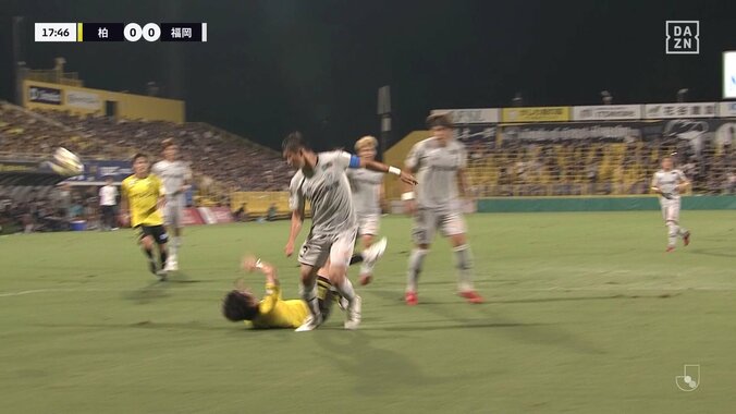 判定に物議！日本代表DF、ペナルティエリア内の接触でファウル→PKに「これがファウルなん？」「相手がうまかった」 4枚目